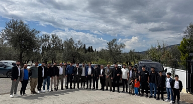 Ege Ailesi'nden Bayram Klasiği: Geleneksel Aile Fotoğrafı Bu Yıl da Eksik Olmadı