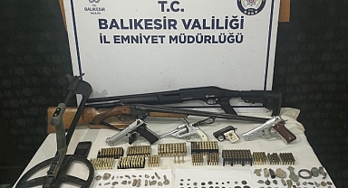Erdek’te Silah ve Tarihi Eser Operasyonu: Cephanelik ve Sikke Koleksiyonu Ele Geçirildi
