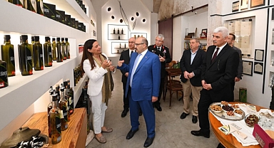 Vali İsmail Ustaoğlu, Ayvalık’ta Zeytinyağı ve Sabun Üretim Tesisi Ziyaretinde Bulundu