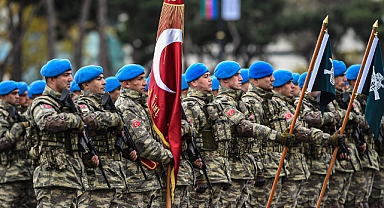 Bolu'da Komandolar 19 Mayıs Programında Türk Bayrağı ve Atatürk Posterleriyle İniş Yaptı