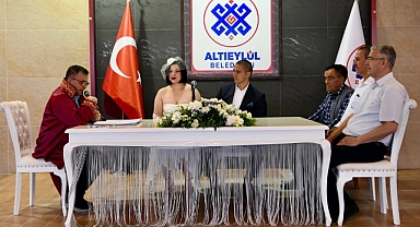 Altıeylül’de Mutluluğa “Evet”: Başkan Hakan Şehirli Genç Çiftin Nikâhını Kıydı