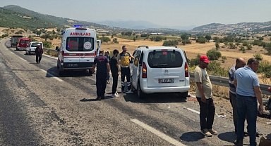 Bigadiç-Sındırgı Yolunda Traktör ile Otomobil Çarpıştı: 5 Kişi Yaralandı