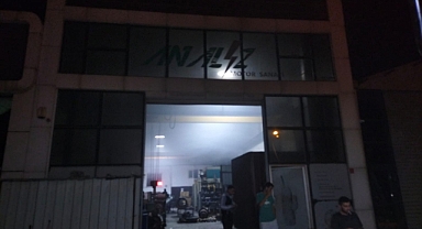 Sanayi Sitesinde Gece Yarısı Panik: Elektrik Kablosu Yangını Korkuttu!