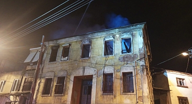 Edremit’te Gece Yarısı Patlama Sonrası Yangın: Tarihi Bina Alevlere Teslim Oldu