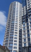 Bir rezidansın deprem sırasında sallandığı anlar kameraya yansıdı