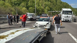 Bolu Dağı Tüneli'nde Oto Kurtarıcı ile Otomobil Kaza Yaptı: 3 Yaralı
