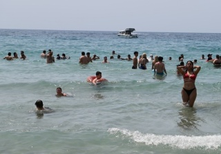 Deniz, Kum ve Güneşin Keyfini Çıkarmak İçin Kadınlar Denizi'ne Akın