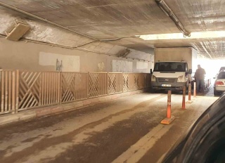 İnegöl'de Kamyonet Alt Geçitte Sıkıştı