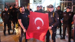 Kavga ihbarı alan polisler sürpriz kutlama ile karşılaştı