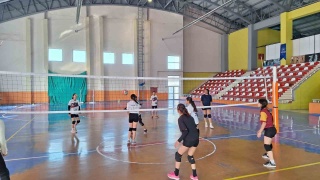 Muş'ta Spor Salonunda Voleybol Antrenmanları